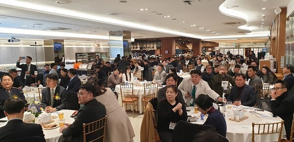소상공인과 함께하는 성장의 공간이며, 대한민국 유통산업의 미래를 논하는 사단법인 온라인유통센터의 2024년 송년의 밤 행사에서 참가자들이 행사에 집중하고 있다. 사진제공=온라인유통센터