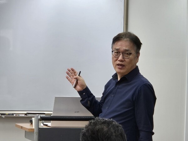 2025 제1회 기업회생 CRO 및 제3자관리인 양성과정에서 회생, 파산, 개인회생에 대해 강의하고 있는 전(前)서울회생법원 부장판사 전대규 변호사의 모습, 사진제공=한국기업회생협회