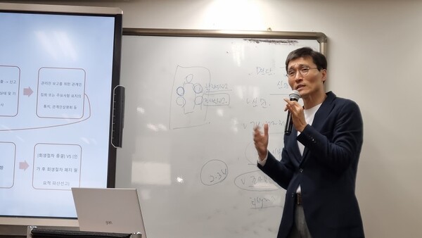 사단법인 한국기업회생협회에서 주최하는 “2025년 제1회 기업회생 CRO 및 제3자관리인양성과정” 넷째 날 오후 현대회계법인 유창우 회계사가 강의하고 있다. 사진제공=한국기업회생협회