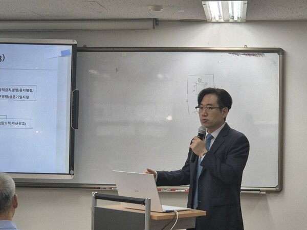 "2025년 제1회 기업회생 CRO 및 제3자관리인 양성과정" 다섯째날 오전 과정에서 법인회생, 일반회생 이론과 실무에 관하여 강의하고 있는 김범준 법무사, 사진제공=한국기업회생협회