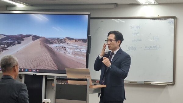 "2025년 제1회 기업회생 CRO 및 제3자관리인 양성과정" 다섯째날 오후 과정에서 법인회생, 일반회생 이론과 실무에 관하여 강의하고 있는 김범준 법무사, 사진제공=한국기업회생협회