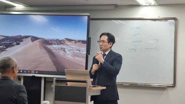 기업회생의 일반적인 절차와 용어에 대하여 설명하고 있는 김범준 법무사, 사진제공=한국기업회생협회