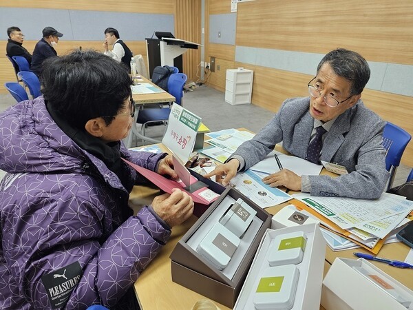 ‘2025 보성다향대축제’ MD초청 유통상담회 현장에서 한국우편사업진흥원 이호영 처장이 기업 담당에게 상품에 대한 특장점 분석과 우체국쇼핑 입점설명을 하고 있다. 사진제공=온라인유통센터