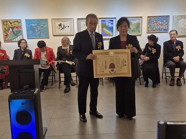 여운미 회장(우) / 세계미술작가교류협회 제공